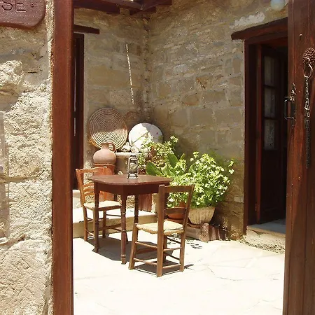 Niovi House * Tochni
