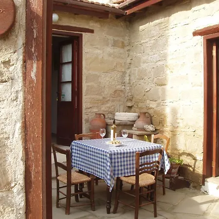 Niovi House * Tochni