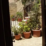 Niovi House