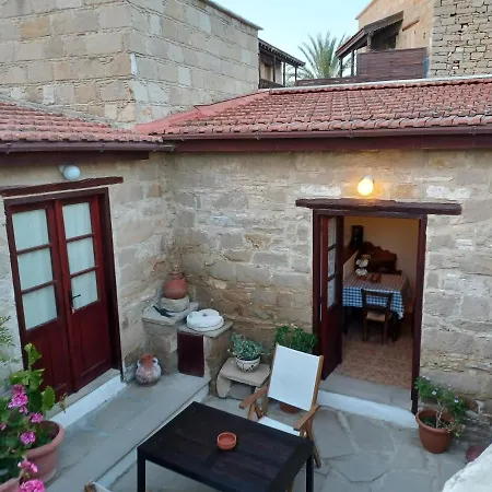 Niovi House