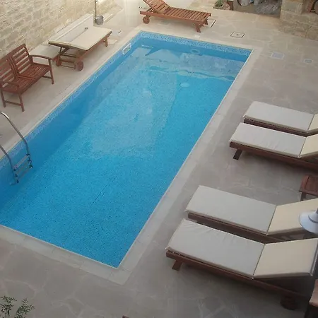 Niovi House * Tochni